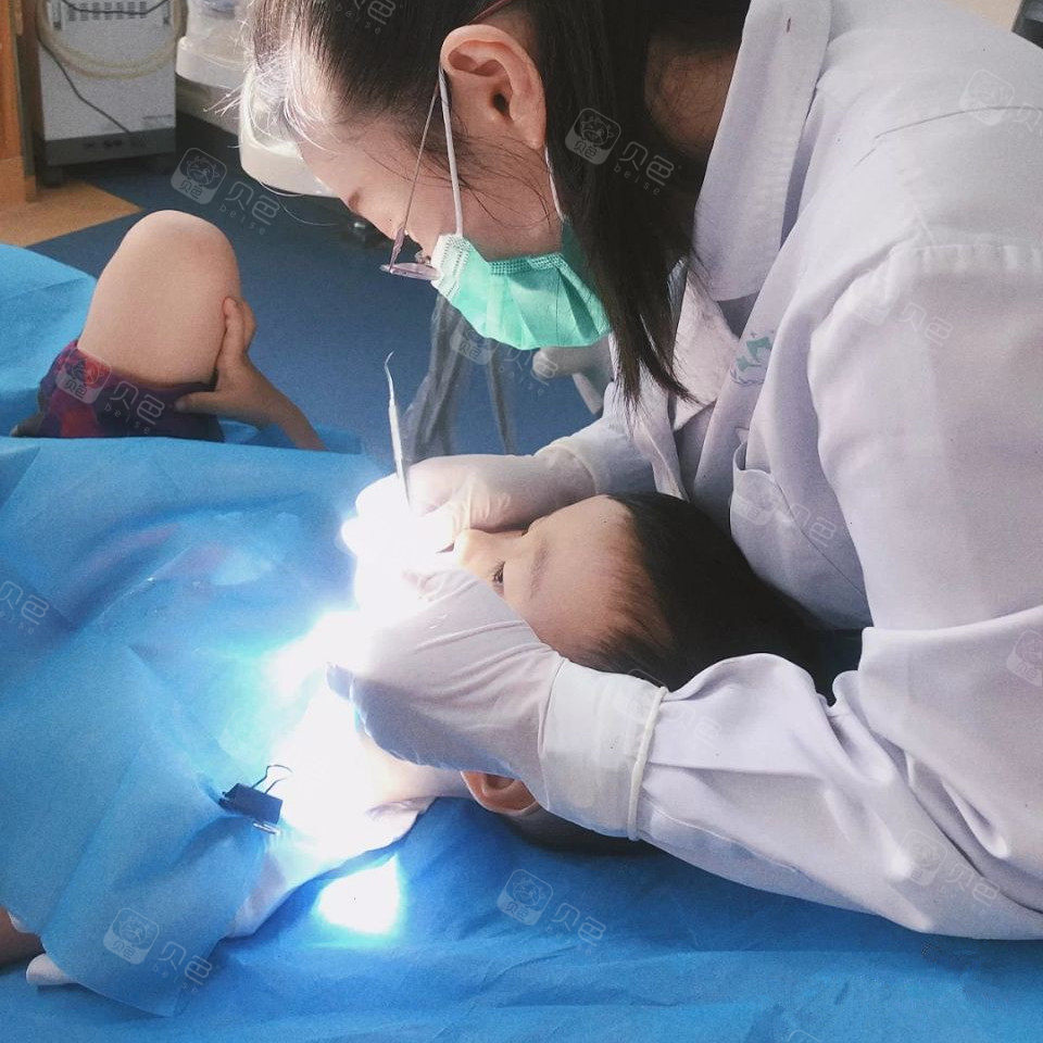 四岁小孩做根管治疗,刚开始我都不同意