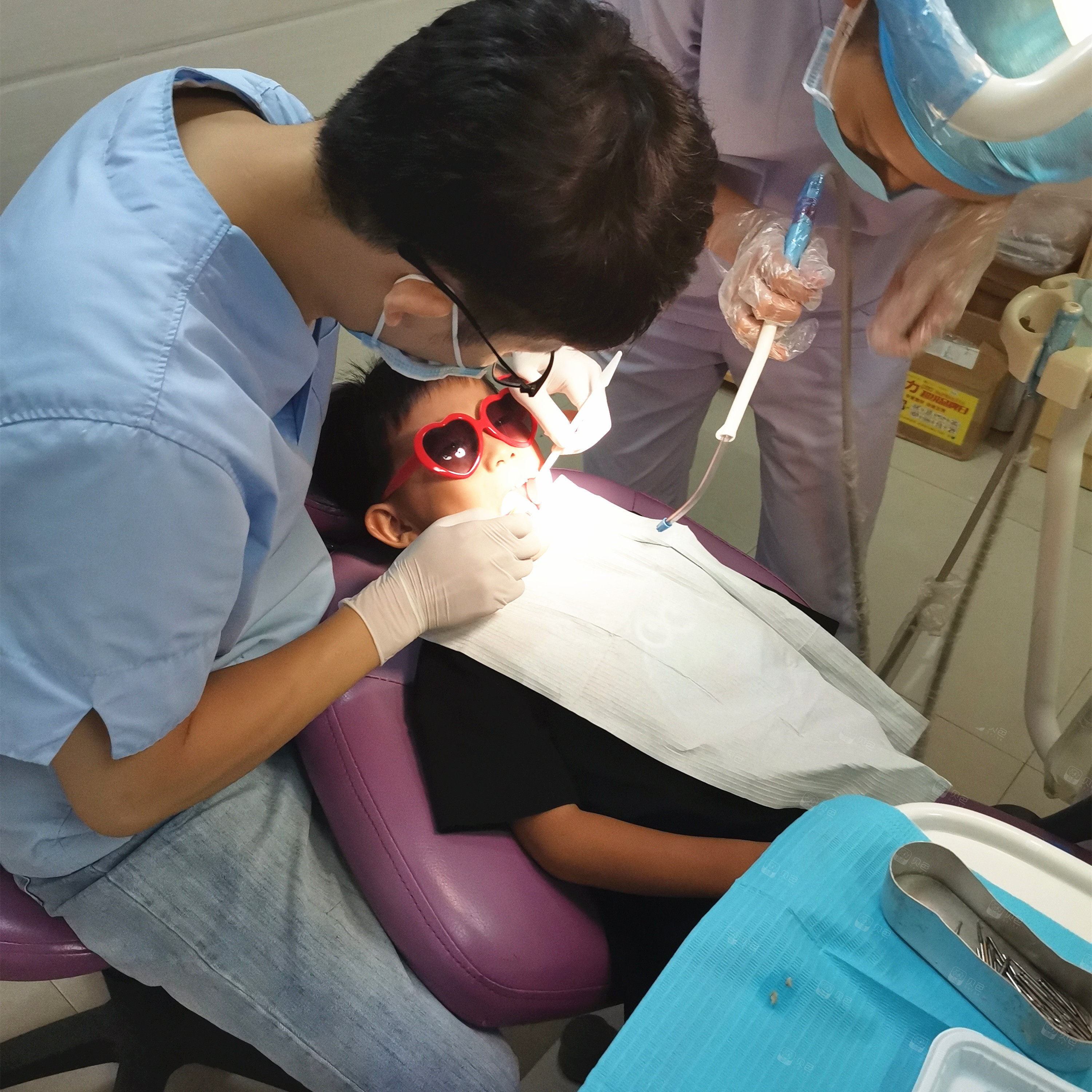 孩子门牙乳牙根部反复脓包发炎该怎么办