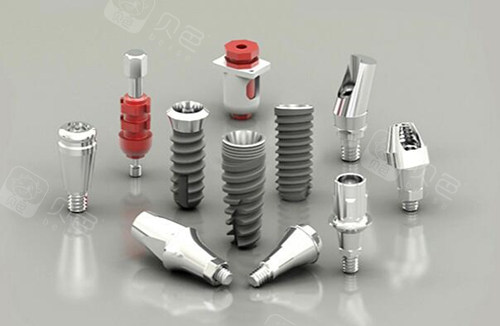 威高种植体表面采用sla处理,设计上增加了自攻切削槽,主体微锥形,圆弧