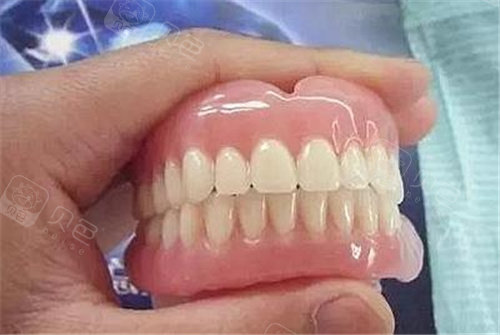 老人无牙牙床萎缩做全口吸附性义齿还是全口种植牙?