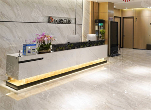 贝德口腔就方松体育公园东边,距离上海一人民医院以及上海外大松江