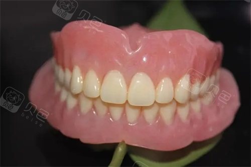 老人牙齿掉光了装全口固定假牙好还是活动假牙好