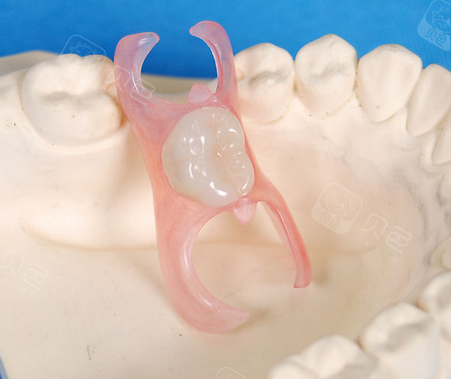 活动假牙示意图