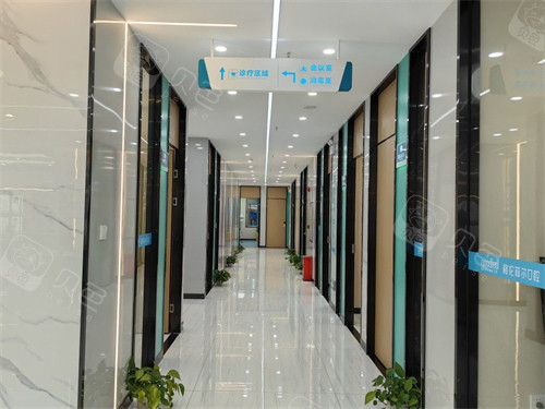 深圳格伦菲尔口腔宝坪机构诊疗区走廊