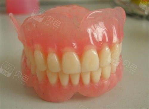 老人牙齿掉光了装全口固定假牙or三万六种植全口牙?