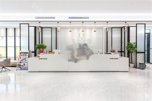 深圳同步齿科龙城同步门诊候诊大厅