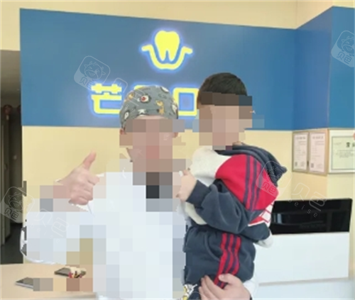 太原芒果口腔医生和客人合照