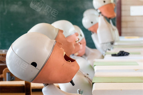 牙齿治疗卡通展示宣传