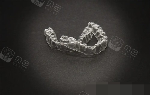 牙齿矫正透明保持器实物图