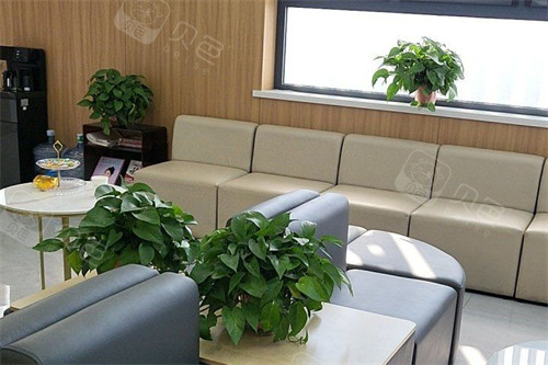 晋城百年口腔怎么样？我找刘冰洁医生种过牙，医院设备全技术稳定靠谱