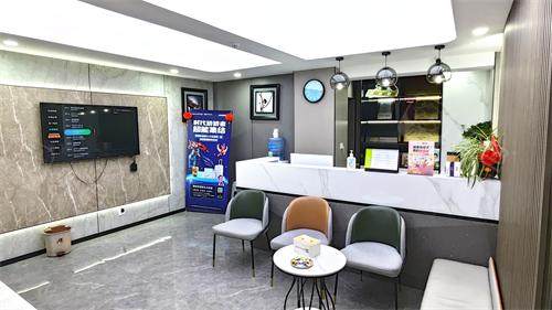 昆明长鹏口腔（兴苑店）导医台等候