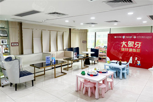 广州好大夫口腔大厅休息区环境