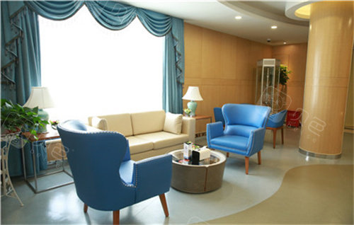 在南京美奥口腔做隐形矫正的过程，智能化设计佩戴舒适，牙齿整齐美观！