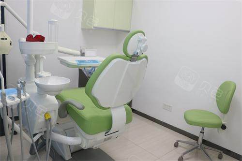 珠海仁爱口腔种植牙500元起、牙齿矫正9800元起？低价种牙真的假的？