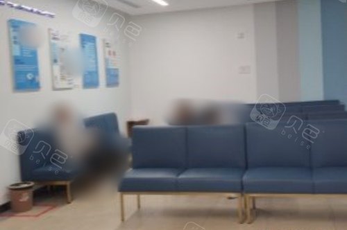 上海医大眼科候诊区.jpg
