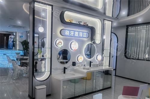 云南昆明良方口腔门诊部宣传区.jpg